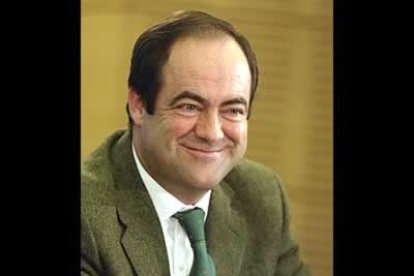 José Bono ha sido elegido para ocupar el Ministerio de <b>Defensa</b>. Aporta un perfil más centrista frente a los nacionalismos.