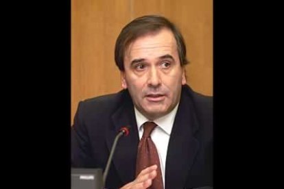 Este licenciado en Derecho ingresó en la carrera judicial en 1985. Este leonés se encargará del Ministerio de <b>Seguridad</b>.