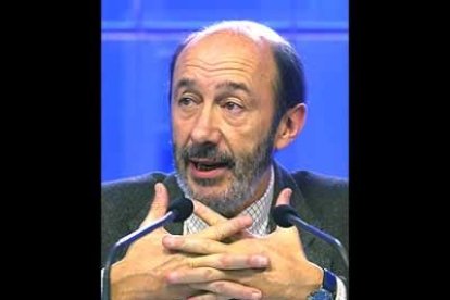 El gran superviviente de la época de González repetirá como <b>portavoz parlamentario</b> del PSOE en el Congreso.