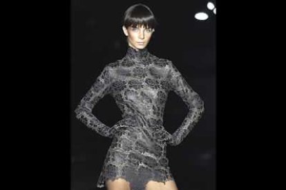 Para ellas: minivestido de encaje en cuero extrafino con manga-guante de la colección del gallego.