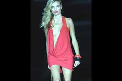 La modelo Esther Cañadas aparecía sobre la pasarela con una creación de Verino centrada en el rojo tropical.