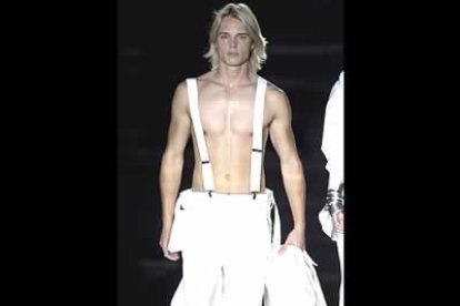 Y para ellos: pantalón blanco con tirantes a juego.