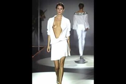 Falda blanca de vuelo y cazadora con volúmen, para enfatizar la parte superior del cuerpo, diseño de la colección del argentino afincado en España Roberto Torretta.