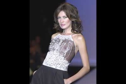 La modelo Nieves Alvarez con falda negra en otomán y top de gasa y pedrería,diseño de Javier Larraínzar.
