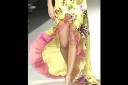Detalle del remate avolantado de este vestido con estampaciones en seda sobre fondo de raso y organza.