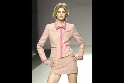 La top model británica Stella Tennat con un traje de minifalda y chaqueta corta en varios matices de rosa.