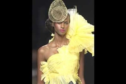 Artesanal cuerpo en amarillo con aplique del mismo tejido sobre el hombro.