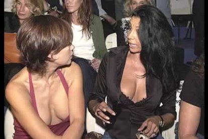 La actriz Mabel Lozano (izda.) y la cantante del dúo Azúcar Moreno,Encarna, en el desfile de la colección de Angel Schlesser para la temporada Primavera-Verano 2004 presentada hoy en la Pasarela Cibeles que se celebra en el Parque Ferial Juan Carlos I