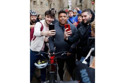 El exfutbolista brasileño, rodeado de aficionados en Santiago de Compostela. LAVANDEIRA JR