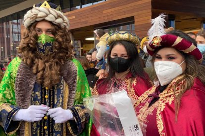 Gaspar y sus pajes reales han llegado a León capital en tren. M.A. ZAMORA