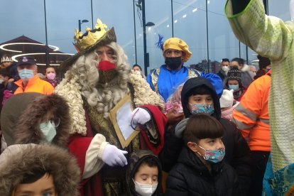 Melchor saluda a los niños leoneses que le recibieron en la estación de trenes. FERNANDO OTERO