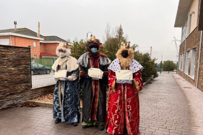 Los tres reyes dieron un salto mortal para llegar a Palacios del Sil, donde visitaron la residencia de mayores. DL