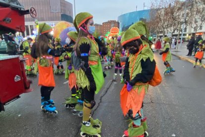 El desfile de León, pese al frío, ha comenzado puntual. RAMIRO