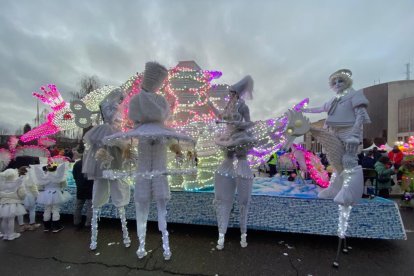 La vistosidad de los acompañantes de los Reyes Magos. RAMIRO