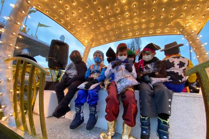 Los niños acudieron al desfile emocionados ante la mágica noche. RAMIRO