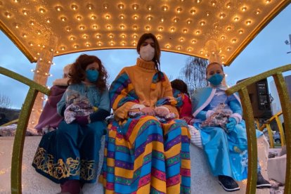 Reinas, princesas... Todo es poco para alentar el paso de los Reyes Magos de Oriente. RAMIRO