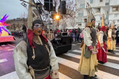 Tradición e historia dibujan el paisaje humano del desfile de León capital. RAMIRO