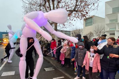 Los niños, muy animados ante el paso de Sus Majestades. RAMIRO