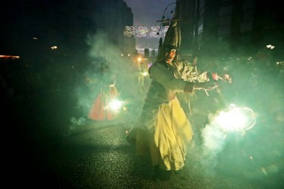 Los Reyes Magos volvieron a León escoltados por la luz del fuego. RAMIRO