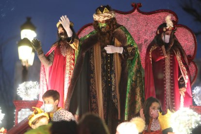 Gaspar se emociona con la ovación de los chavales. RAMIRO