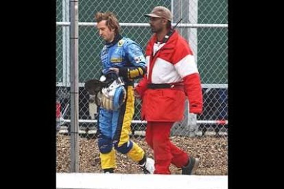 La prueba se vio interrumpida por el espectacular accidente que sufrió el compañero de equipo de Alonso, Trulli, que a pesar de dar varias vueltas de campana salió del vehículo por su propio pie.