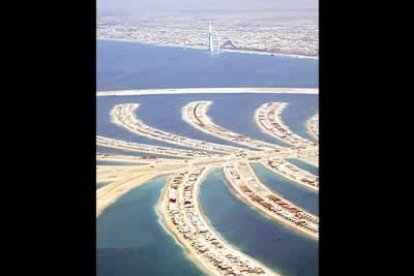 Se trata de una playa artificial de 120 km que requirió 200 millones de metros cúbicos de arena, 50 hoteles de lujo, 4500 departamentos y villas.