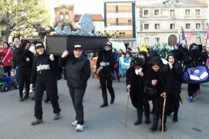 El grupo ganador del desfile | Campos