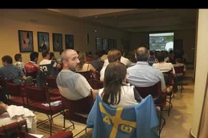 En el Hostal de San Marcos se instaló una pantalla grande para que los aficionados pudieran seguir el gran premio.