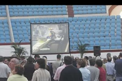 Durante la carrera, los visitantes de la feria dejaron de lado los stands para seguir la carrera.