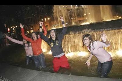 Ya cuando se conoció el feliz desenlace de la carrera, los aficionados se reunieron en la plaza de Santo Domingo, escenario de todas las celebraciones deportivas en la ciudad.