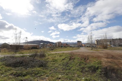 Parcela que fue parte del trazado del tren minero, en las inmediaciones de la avenida de Galicia, en el barrio de Cuatrovientos. ANA F BARREDO