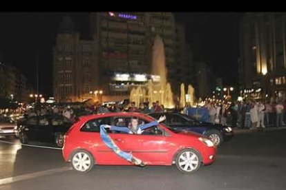 Durante la noche, los clason de los coches se oyeron por las principales calles de León.