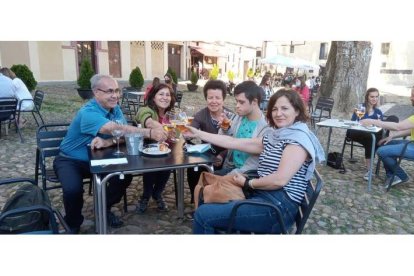 Rubén con su familia y la directora del documental. DL