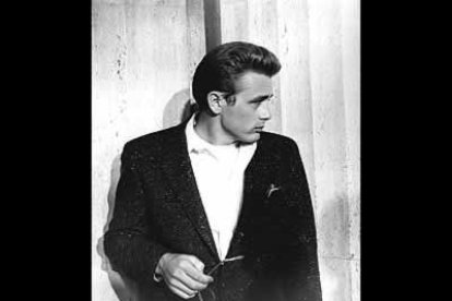 A Hollywood le gustan los mitos, por lo que medio siglo después de aquella dramática muerte la figura de Dean es recordada y explotada incluso entre aquellos que nunca han visto sus filmes.