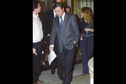 Tal y como confirmó el ministro del Interior en funciones, Ángel Acebes, el policía muerto era un miembro de la unidad especial de los GEOS.