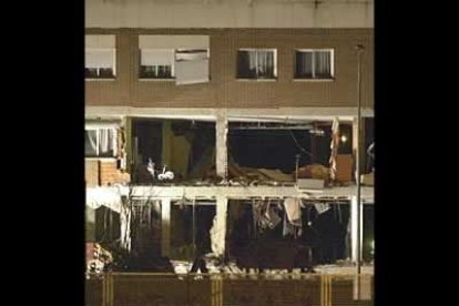 La explosión se produjo cuando los geos, que en un número de 40 unidades se desplazaron al efecto desde su base de Guadalajara, volaron la puerta del piso de forma controlada.