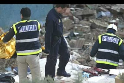 El balance provisional de víctimas del suceso, además de los muertos, alcanzó a unos once de los policías asaltantes con heridas de diversa consideración por la onda expansiva.