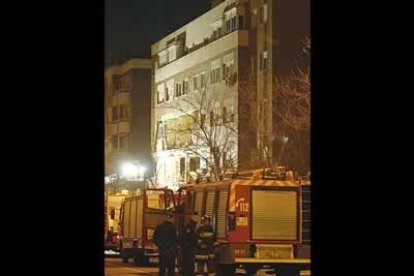 Las fuerzas de seguridad obligaron a los vecinos del inmueble a salir de inmediato del edificio y comenzaron a acordonar la plaza colindante.