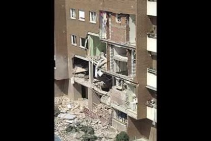 Los cascotes encontrados en la calle paralela a la de la explosión, demostraban la fortaleza de la misma, ya que tuvo que impulsar restos de los edificos afectados por encima de los colindantes.