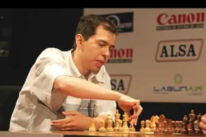 Kasimdzhanov es una auténtica máquina de calcular variantes complicadas y además acertar con las jugadas correctas como demostró a lo largo de esta primera partida.