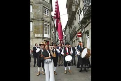 El resultado, un vistoso desfile de colores de hora y media de duración por seis calles compostelanas, cumpliendo el recorrido marcado desde la Rúa de San Pedro hasta la plaza del Obradoiro