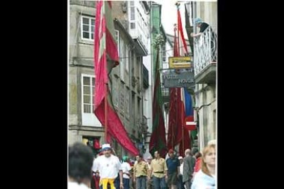 La afluencia de varios cientos de personas a la plaza fue patente. Algunos preferían ver el conjunto desde lejos a las puertas de la catedral; otros se acercaban a curiosear entre los grupos de bailes.