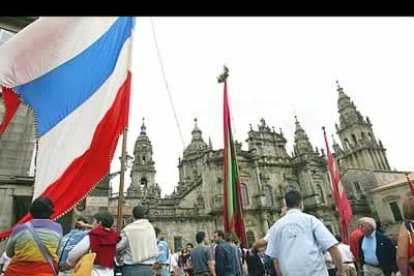 En ella se celebró la misa ofrecida por el déan de la catedral. Tampoco quiso perderse el acontecimiento el arzobispo de Santiago, Julián Barrio, quien saludó atentamente a los miembros de la comitiva.