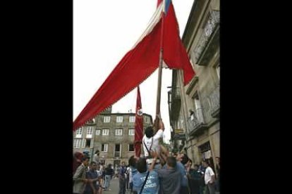 Un cofre de madera bien cerrado en manos de varios diputados sembró el misterio hasta el momento de la ofrenda al apóstol. En su interior se encontraba una réplica exacta del gallo de San Isidoro.