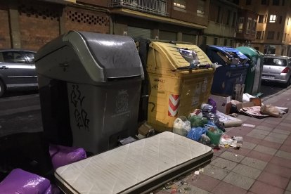 Los restos de comida se mezclan con otros enseres en uno de los puntos de contenedores del barrio de San Mamés. DL