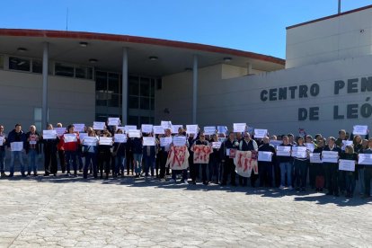 Trabajadores concentrados a las puertas del centro. DL