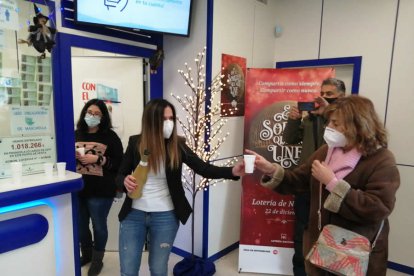 Celebración en la administración de Boñar donde se vendió una serie completa y cuatro décimos del 72897, el Gordo de la Lotería de Navidad. RAMIRO