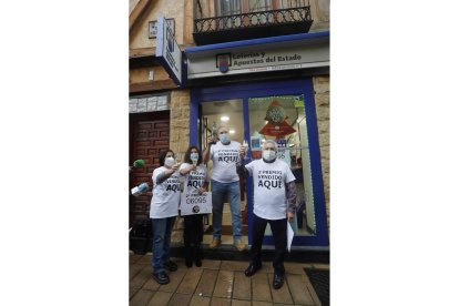 El segundo premio repartió una serie completa en León, en la administración de la calle Herreros, número 3. JESÚS F. SALVADORES