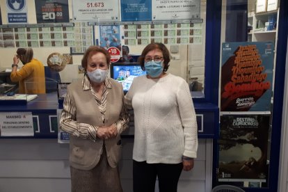 El 52472, uno de los terceros premios ha caído en la administración de la calle Flora Flórez de Sahagún, en la foto la administradora, Carmen García Mencía, y su compañera María del Carmen Pérez. Al fondo Sheila, atendiendo el teléfono. ACACIO