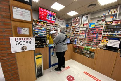 La Administración situada en el número 1 de la calle Covadonga, en León, donde se ha vendido un décimo del número 86986 agraciado con un quinto premio. RAMIRO